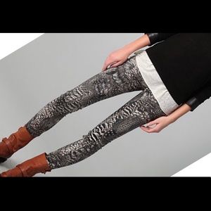 Rag & Bone skinny with feather print size 25